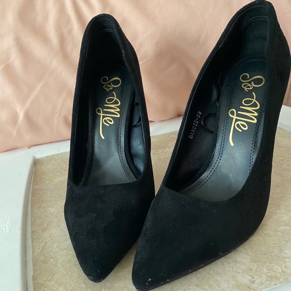 Black pumps